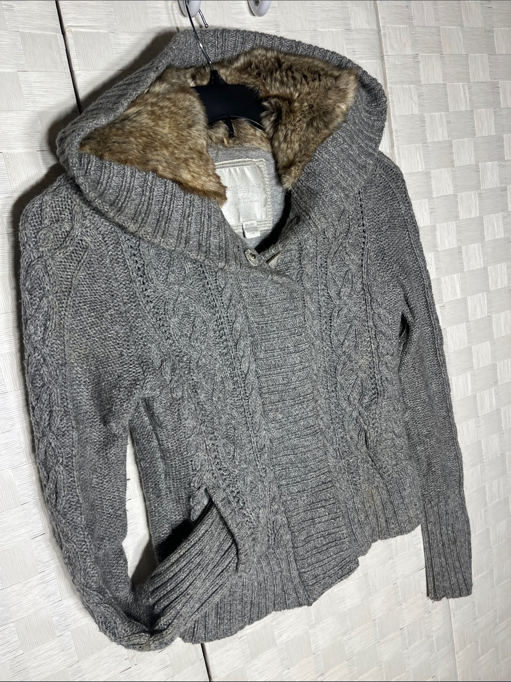 American Eagle Outfitters Gray Cable Knit Hooded Sweater Faux Fur Trim Size M